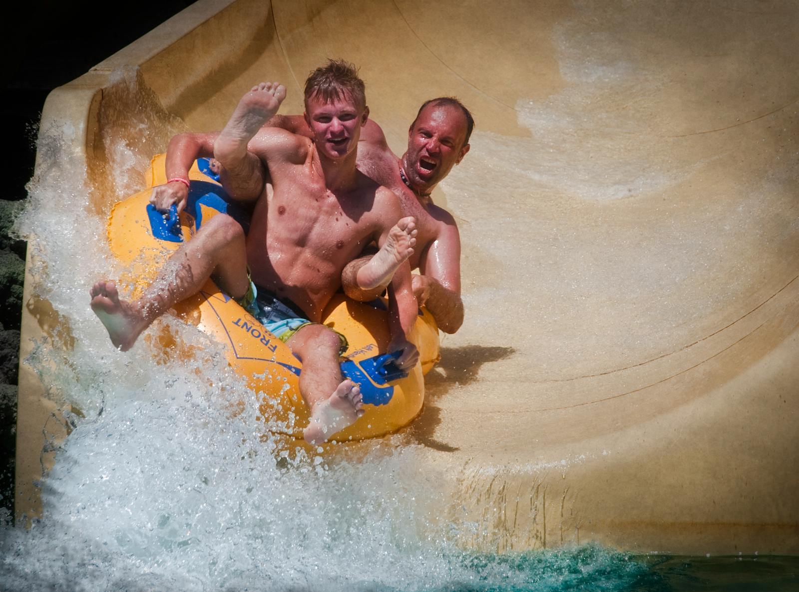 To menn har det gøy på en vannsklier i Rancho Texas Lanzarote Park