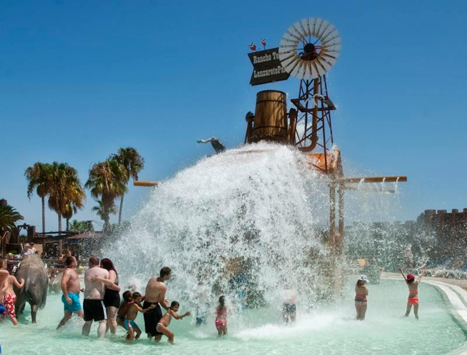 Odwiedzający bawiący się pod wielką zjeżdżalnią w Parku Rancho Texas Lanzarote